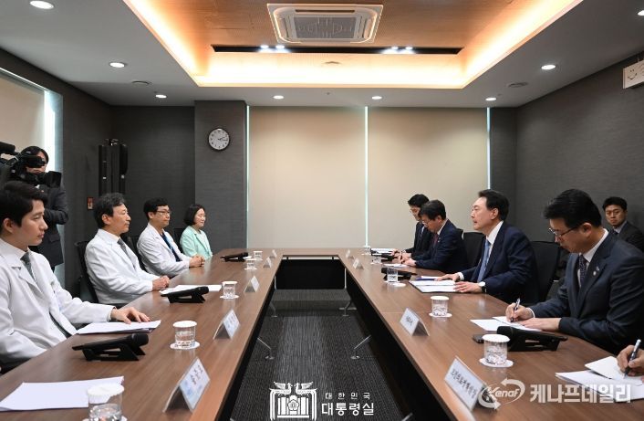 3월 26일 윤석열 대통령은 청주 한국병원을 방문해 의료진을 격려하고 간담회를 가졌다.
