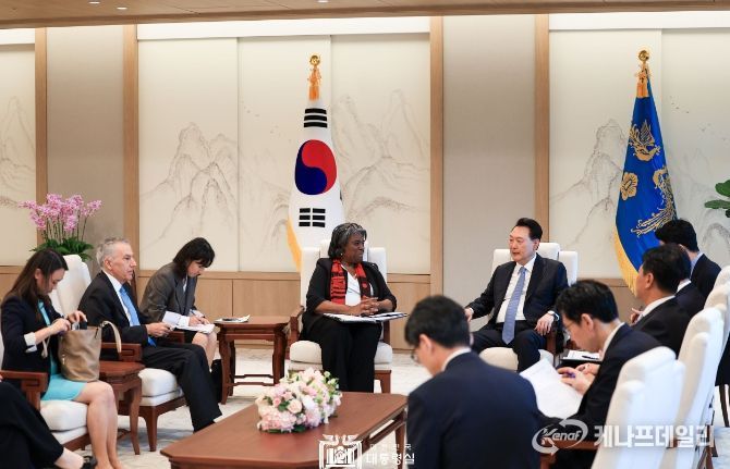 4월 15일 윤석열 대통령은 방한 중인 「린다 토마스-그린필드(Linda Thomas-Greenfield)」 주유엔 미국대사를 접견하고, 유엔 안보리 이사국 활동, 한미 동맹, 북한 문제 등에 대해 의견을 교환했다.