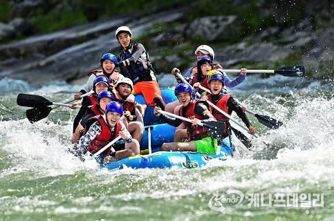 무더위를 날리는 짜릿함,인제 내린천 래프팅의 계절이 돌아왔다.