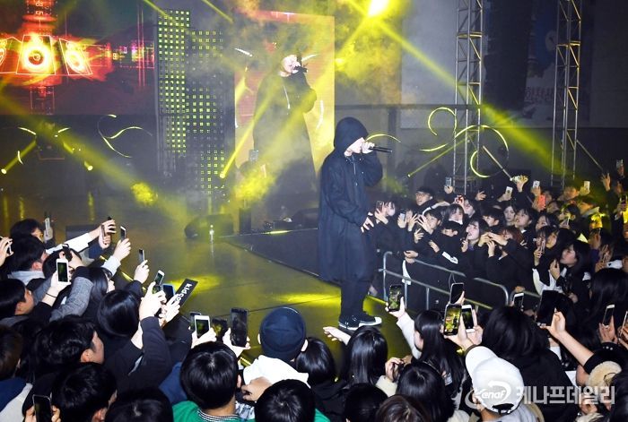 6년 만에 재개되는‘After 수능 힐링 콘서트 in 화천’행사가 오는 22일 오후 7시 화천체육관에서 열린다. 사진은 지난 2018년 11월 열린 수능 힐링 콘서트