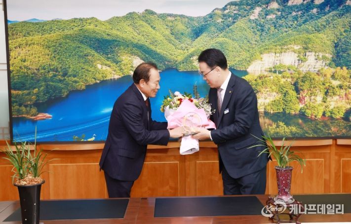 구복규 화순군수가 감사패를 수여받는 모습