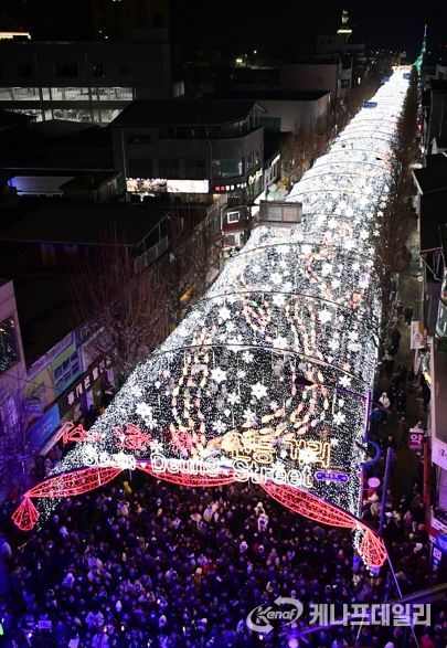 2025 화천산천어축제 시즌 개막을 알리는 선등거리 점등식이 21일 화천읍 중앙로 일대에서 열렸다