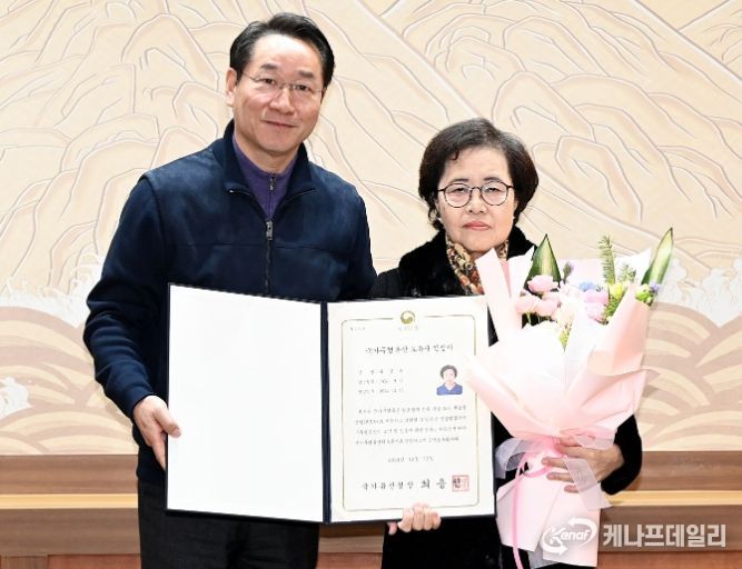 유정복 인천광역시장이 27일 시청 접견실에서 유선옥 국가무형유산 완초장에게 인정서를 수여하고 있다.