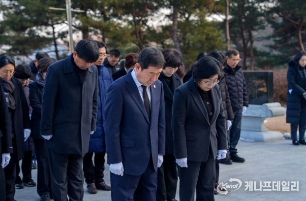 증평군, 엄숙한 분위기 속 2025년 을사년 새해 충혼탑 참배