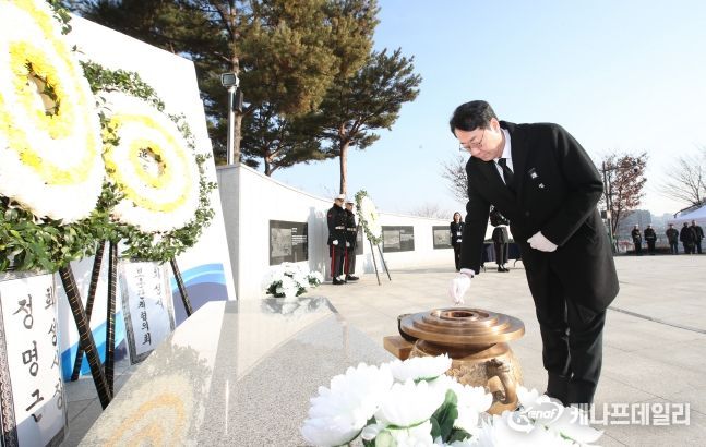 2025년 을사년(乙巳年) 새해 첫날 정명근 화성특례시장 현충탑 참배