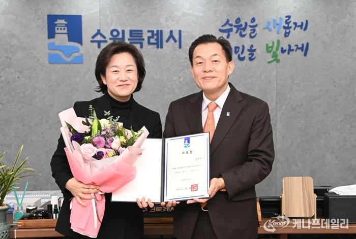 위촉장 수여 후 이재준 수원시장과 김보미 수원시립합창단 예술감독이 함께하고 있다.