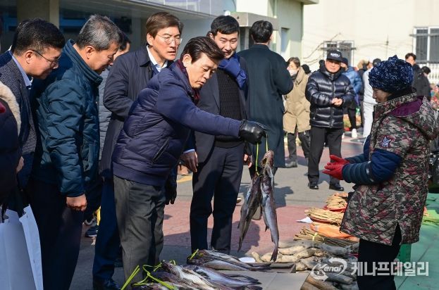 진주시,‘설맞이 전통시장 장보기’로 민생현장 소통 나서