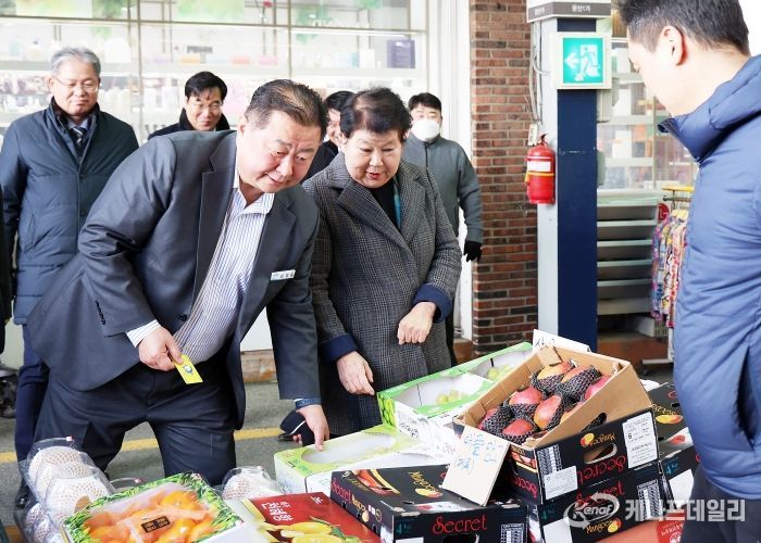 문산 자유시장에서 파주페이로 성수품을 구매하는 김경일 파주시장