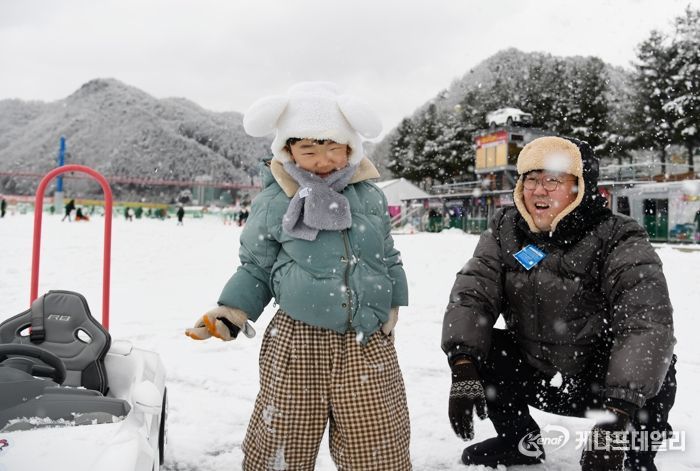 27일, 폭설이 내린 2025 화천산천어축제장에서 관광객들이 가족 친지들과 즐거운 시간을 보내고 있다
