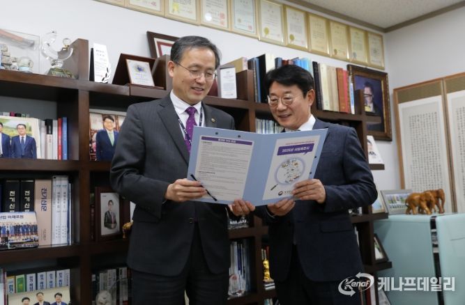 ‘2025년 전국사업체조사’ 대상 사업체인 금수티아이(주)를 방문하여 일일조사원으로서 사전 현장조사를 실시하는 이형일 청장(왼쪽)