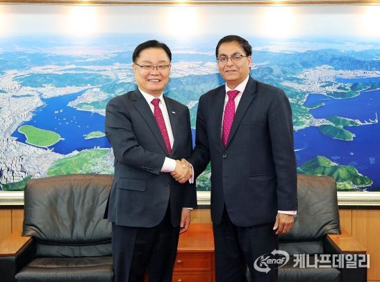 왼쪽부터 아밋 쿠마르 주한 인도 대사, 홍남표 창원특례시장