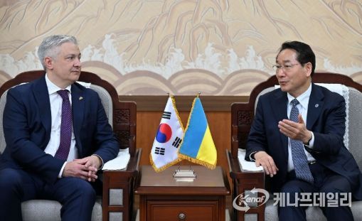 유정복 인천광역시장이 24일 시청 접견실에서 드미트로 포노마렌코(Dmytro Ponomarenko) 주한 우크라이나 대사와 우크라이나 경제사절단을 접견하고 협력 방안을 논의하고 있다.