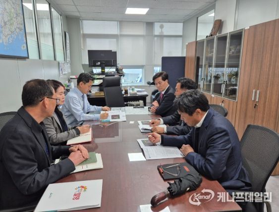 - 14일 안병구 밀양시장이 국비 확보를 위해 기재부 경제예산심의관실을 방문해 사업설명을 하고 있다.