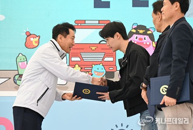 오세훈 서울시장이 2일 여의도공원에서 열린 ‘2025 서울안전한마당’에서 용감한 의인상을 수여하고 있다.