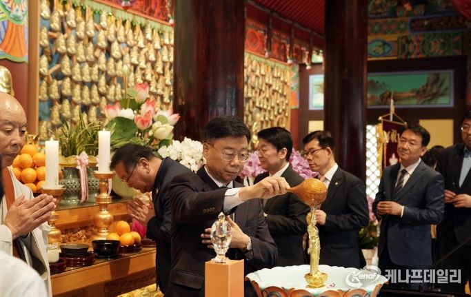 신상진 성남시장이 정토사에서 관욕식을 하고 있다