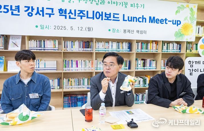 진교훈 강서구청장(가운데)이 12일 봉제산 책쉼터에서 젊은 공무원들과 점심을 함께하며 소통하고 있다.