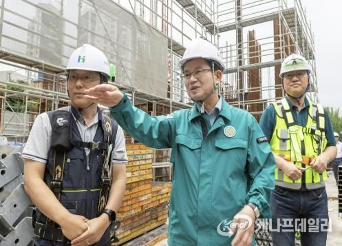 여름철 안전사고 대비 공사현장을 점검하고 있는 최호권 영등포구청장