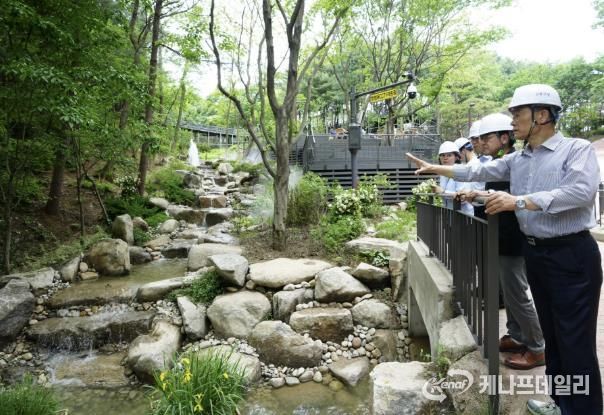 이승로 성북구청장(맨 앞)이 21일 오동공원 생태계류원 조성 현장을 방문해 공사 진행 상황을 점검하고 현장 직원을 격려했다