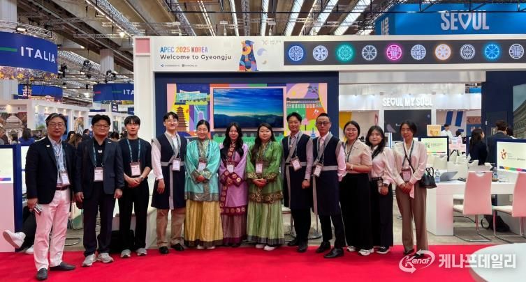 IMEX Frankfurt 2025 특별홍보관에서 관계자들이 기념촬영을 하고 있다. (사진=경주화백컨벤션뷰로 제공)