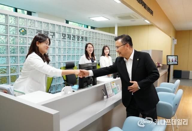 류경기 중랑구청장이 새단장한 모자건강센터를 찾아 직원들을 격려하고 있다.