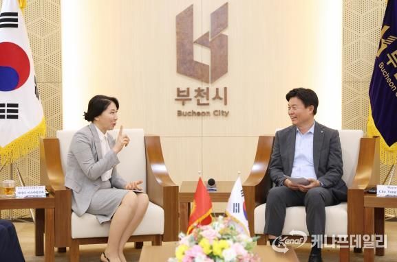 아이다 대사(왼쪽)와 조용익 부천시장이 담소를 나누고 있다.