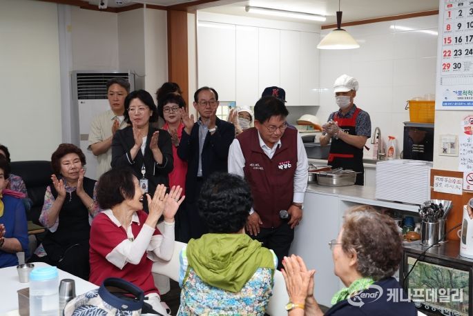 효도밥상 개소식에 참석하여 주민들과 인사를 나누는 박강수 마포구청장