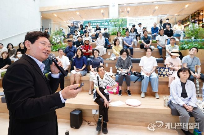 이상일 용인특례시장이 14일 동천도서관에서 '그림으로 읽는 셰익스피어, 그리고 인간의 모습들'을 주제로 특강을 했다