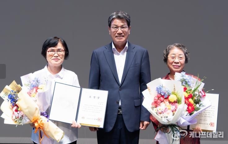 모범노인으로 수상한 노인대학 수강생들이 김돈곤 청양군수와 기념촬영하는 모습 (왼쪽부터 청양노인대학 이회순님, 김돈곤 청양군수, 정산노인대학 오현순님)