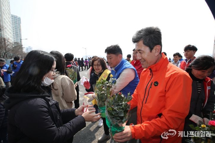 천만송이 장미도시 포항’ 조성을 위해 지난 2018년 효자동 형산 강변에서 개최한 ‘시민과 함께 하는 장미 식재 행사’