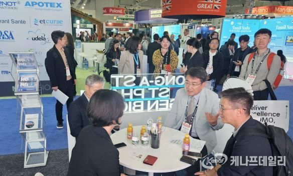오승록 노원구청장이 바이오usa 현장에서 바이오기업관계자에게 s-dbc 사업을 설명하고 있다