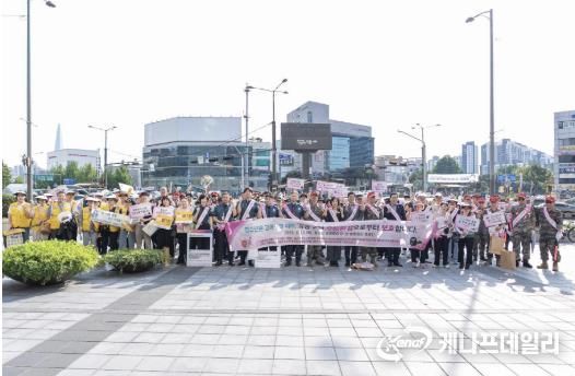 강동구는 관계 기관과 청소년 유해환경 정화 민관 합동 캠페인을 펼쳤다