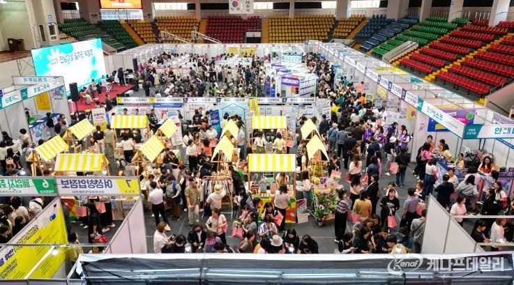 여수시와 전라남도가 주최하고 여수여성인력개발센터가 주관한 ‘2025 전남 여성 일자리박람회’가 지난 18일 흥국체육관에서 성황리에 마무리됐다.