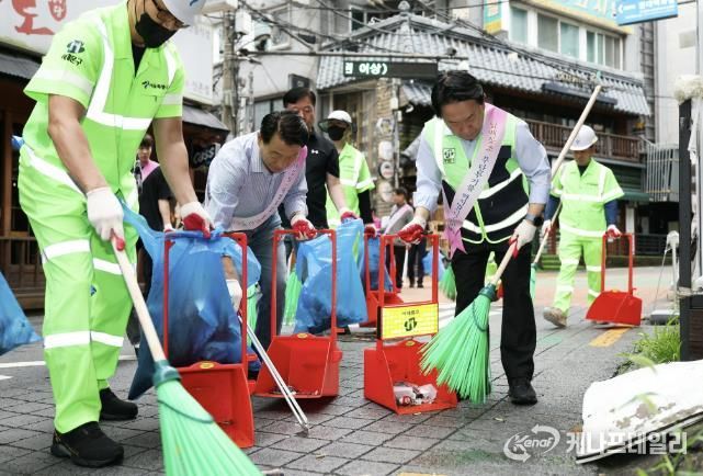 26일 신촌에서 열린 ‘6월 서대문 클린데이’ 행사에서 이성헌 구청장(앞줄 오른쪽)과 주민, 환경공무관들이 골목을 청소하고 있다.