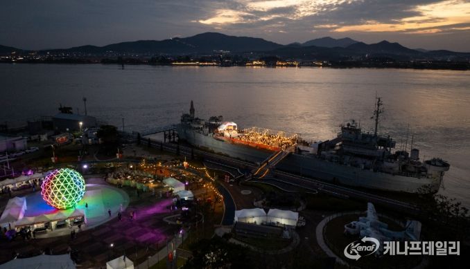 김포시가 25일 김포함상공원 및 대명항 일대에서 ‘2025 김포 선셋 페스타 위드 로컬푸드 다이닝’ 행사를 개최했다.