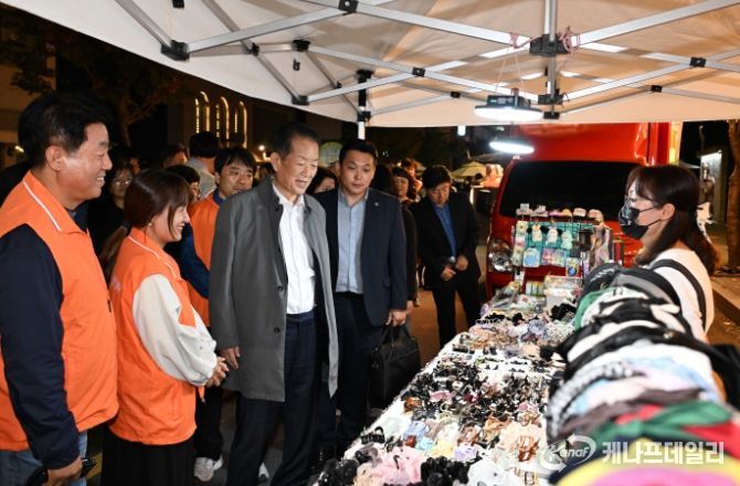 25일 서동욱 남구청장이 남구청사거리에서 남울산우체국까지 이어진 왕생이길에서 열린 왕생로 아트온 페스티벌에 참석해 플리마켓을 둘러보며 소상공인을 격려하고 있다.