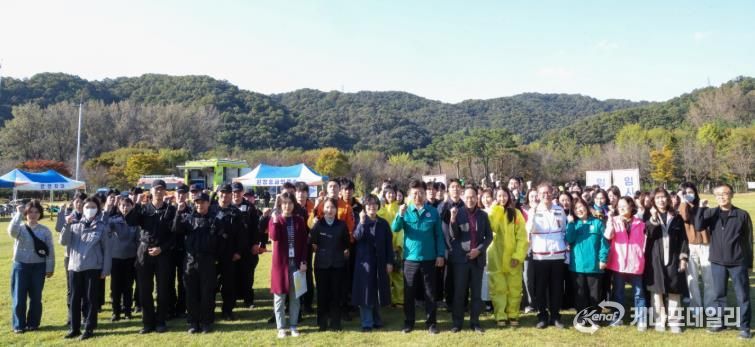 최충규 대덕구청장과 관계기관 관련자들이 28일 금강로하스 대청공원에서 열린 ‘2025년 대전 대덕구 생물테러 대비․대응 현장훈련’ 후 기념 촬영을 하고 있다.