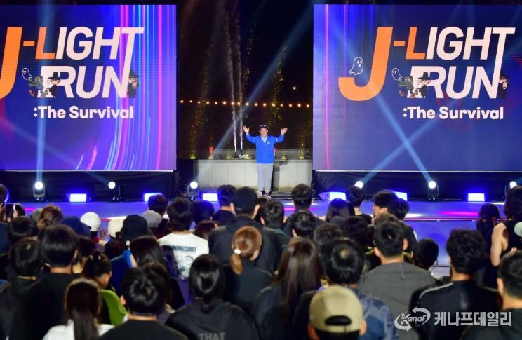 19일 김한종 장성군수가 'J-라이트 런' 참가자들에게 환영 인사를 전하고 있다. 장성군 제공