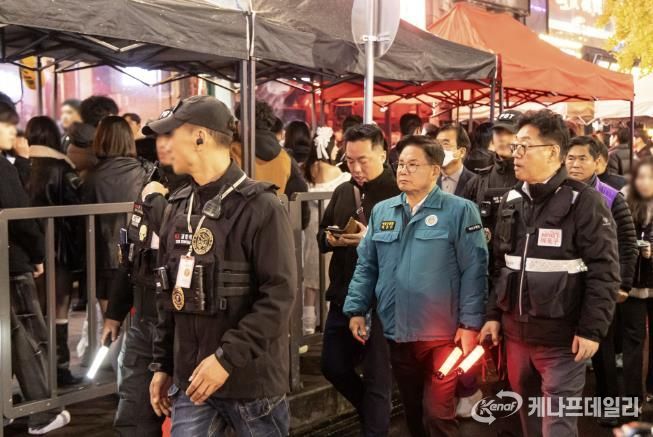 박강수 마포구청장이 핼러윈데이 당일인 10일 31일 레드로드에서 안전관리에 나섰다