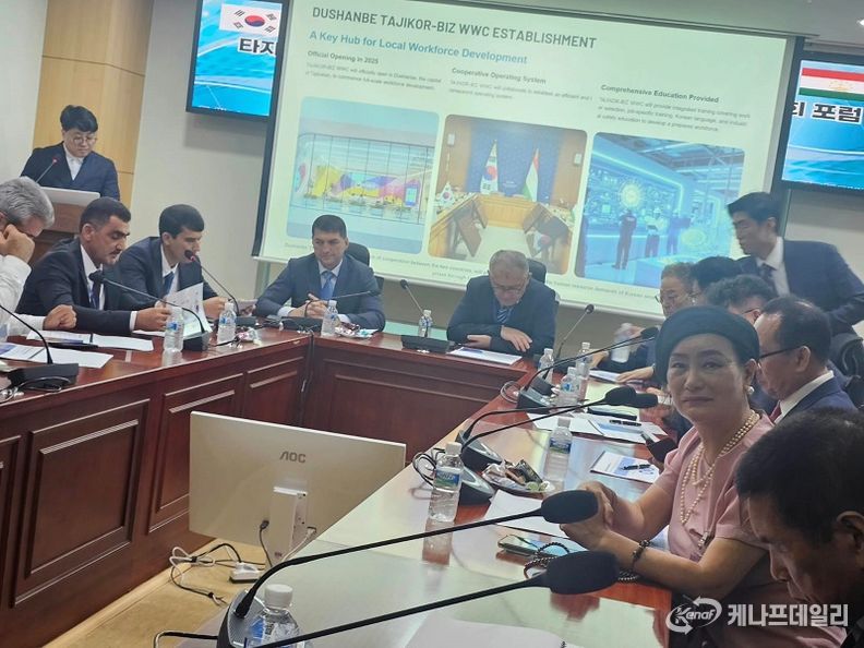 지난 8월 21일 주한 타지키스탄 대사관의 유스프 샤리프조다 대사와 타지키스탄 노동.이주.고용부의 청장, 국제협력국 국장 및 부국장을 포함한 10여명이 넘는 여러 고위급 정부 관계자들이 대거 참석한 가운데 국회 제7간담회의실에서 한-타지키스탄 포럼이 열렸다. 사진 우측 제나 정 (Dr.Zena Chung) 이사장이다.