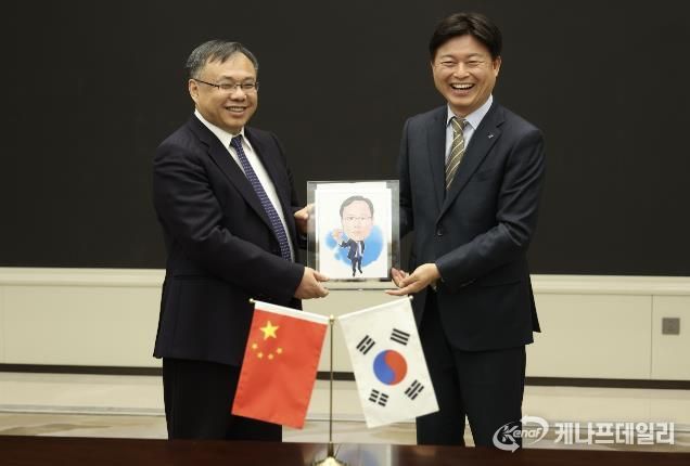 조용익 부천시장(오른쪽)이 2일 왕흐어성 하얼빈시장을 만나 자매결연 체결 30주년을 기념하며 사진을 촬영하고 있다.