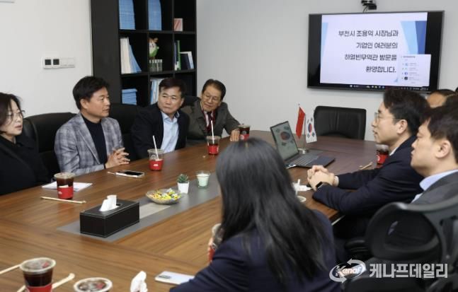 조용익 부천시장(윗줄 왼쪽 두번째)가 하얼빈 코트라무역관을 방문해 관내 기업 판로 개척에 대해 논의하고 있다.