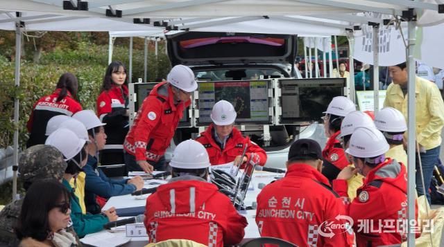 상사면 산불 대응 훈련 현장에서 안전한국훈련 현장통합지휘본부가 현장대응회의를 진행하고 있다