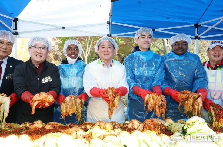 외국인 유학생 김장행사 참가 장면