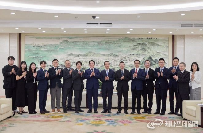 동관시 방문 기념 단체사진