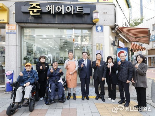 진교훈 서울 강서구청장(오른쪽 다섯 번째)이 6일(목) ‘마음길 상점’으로 지정된 등촌1동 준헤어아트를 찾아 현판식을 진행한 후 기념촬영을 하고 있다.