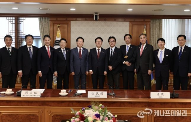 김민석 국무총리가 12일 세종대로 정부서울청사에서 한일지사회의 일본 대표단을 접견하고 있다.