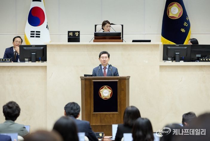 이상일 용인특례시장이 14일 '용인특례시의회 제297회 본회의'에서 시정연설을 통해 2026년 시정운영 방향을 제시했다.