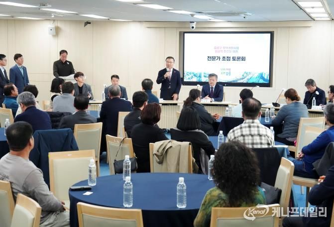 토론회가 진행되고 있는 모습