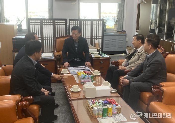 진안군, 농어촌 기본소득 5개 군 추가 선정 마지막 고비 돌파 나서 (전춘성 진안군수가 안호영 의원을 만나 기본소득 추가 선정에 힘을 더해주길 요청하고 있다)