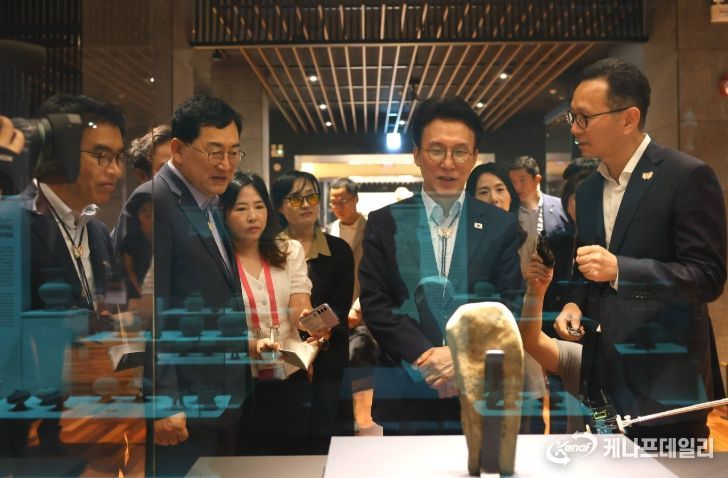 APEC 정상회의 점검을 위해 지난 7월 국립경주박물관을 찾은 김민석 국무총리(오른쪽 두번째)가 주낙영 경주시장(왼쪽 두번째)와 전시실을 둘러보고 있다.